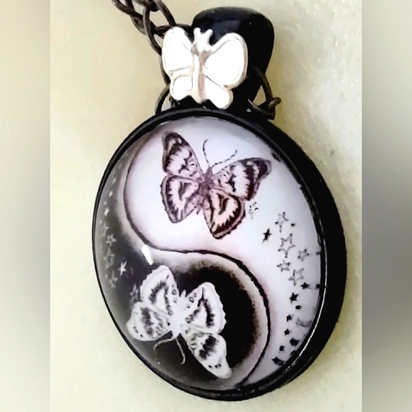 Yin Yang Modified Butterfly Cabochon - Picture 8 of 10